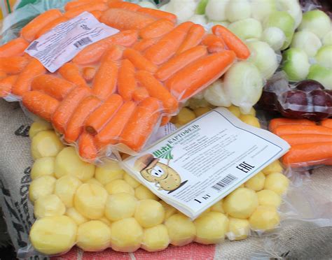 Очищенные овощи и картофель в вакуумной упаковке