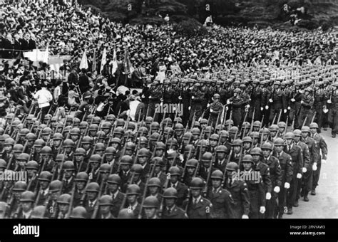 Military parade 1950s hi-res stock photography and images - Alamy