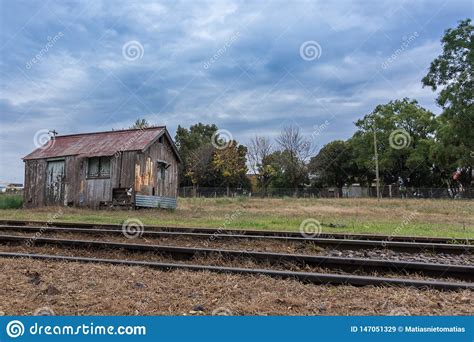 Casa De Madera En La Estaci N De Tren Abandonada Imagen De Archivo