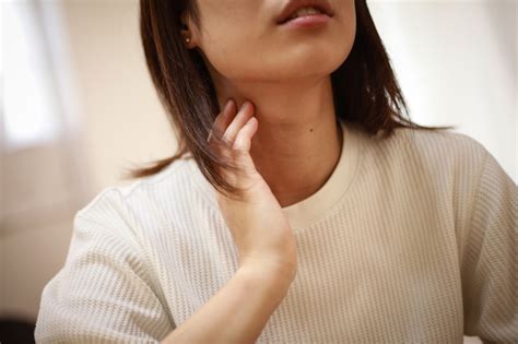 喉の違和感は何科を受診？風邪・花粉症・ポリーブ｜ストレスが原因の場合も 健康検定協会