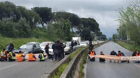 Gli Ambientalisti Si Denudano A Roma Per La Nuova Protesta Sul Clima