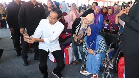 Presiden Jokowi Silaturahmi Dengan Para Nasabah Program Mekaar