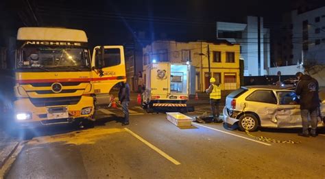 Carro na contramão colide carreta e motorista morre em Curitiba