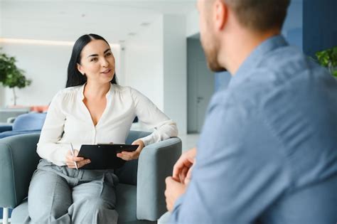 Conceito de negócio Jovem morena sentada na frente do gerente de