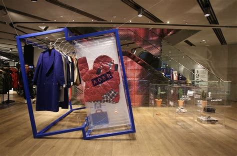 pin  becky catto smith  display design retail interior shop