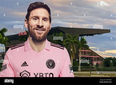 Lionel Messi Avec Le Maillot Inter Miami Et Le Stade En Arri Re Plan