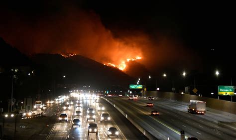 Un nuevo incendio amenaza las mansiones de Los Ángeles mientras mejoran