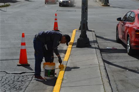 Trabaja Gobierno Municipal En Pintura De Guarniciones En Avenida