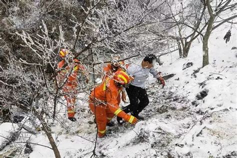 雪天货车坠沟，消防员徒步7公里救援澎湃号·政务澎湃新闻 The Paper