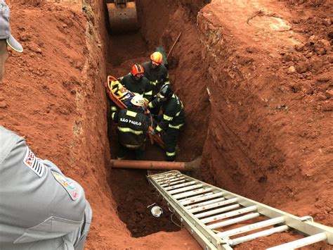 Trabalhador fica ferido após ser soterrado em obra de rede de esgoto em