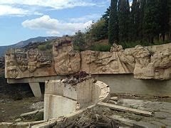 Category:Monuments and memorials in Artek - Wikimedia Commons