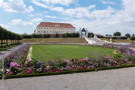 Schloss vor Wolken Himmel im Garten von Schloss Hof und barocken Blüten