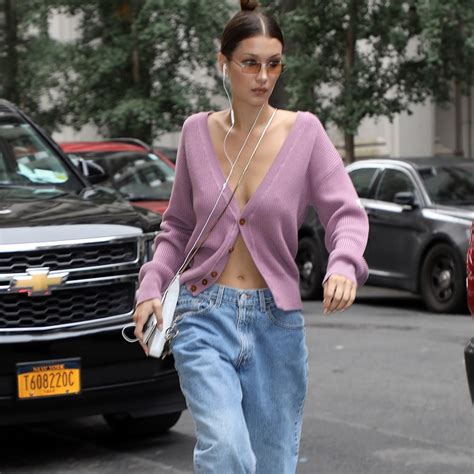 Kendall Jenner sabe cómo combinar jeans de cintura alta en color blanco