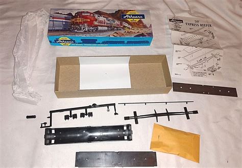 2 Vintage Athearn Santa Fe Miniature Unassembled Train Cars 50 Express