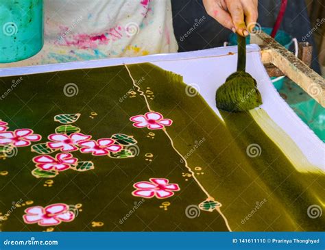 Acuarela De Pintura En La Tela Para Hacer El Batik Haciendo El Batik