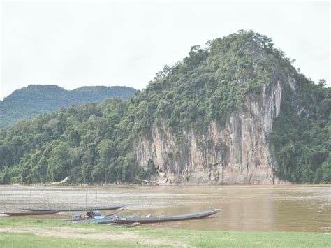 Crossing the Mekong River in Laos | Meer