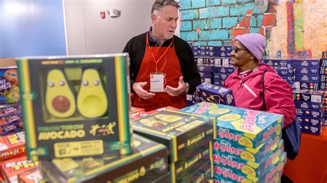 Volunteering this holiday season in Peoria: How you can help give back