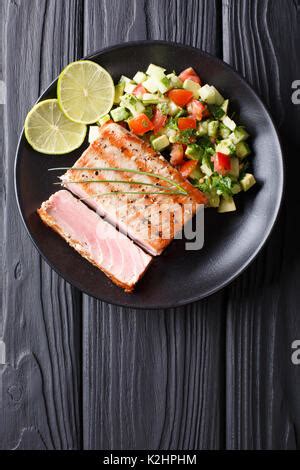 Mexikanischen Thunfisch Steak Mit Avocado Salatgurke Salsa Closeup Auf