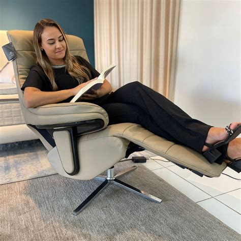 Poltrona Mille Nude Elegância Minimalista e Conforto Sofisticado para Sua Casa