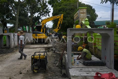 Perbaikan Drainase Di Kota Medan Antara Foto