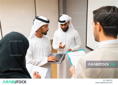 أستاذ جامعي عربي إماراتي خليجي يشرح لطلابه المحاضره طلاب إماراتيون