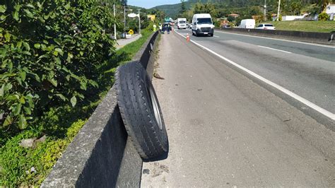 Homem Atropelado Por Pneu De Caminh O E Morre Na Br Em Bigua U