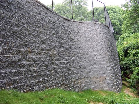 Tall Retaining Wall Design Ideas to Reach Greater Heights