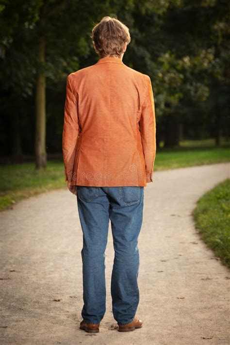 Hombre Posando Para Retrato Con Traje De Naranja En El Camino Del