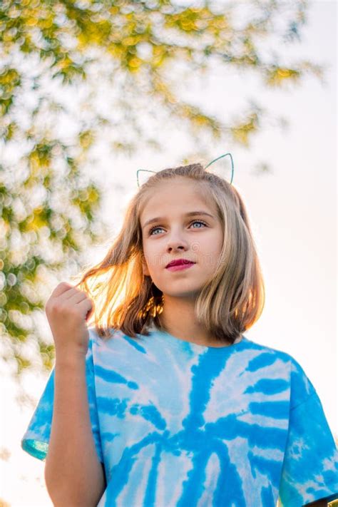 Image Nostalgique Pensive De La Jeune Fille Blonde Jouant Avec Des Cheveux Photo Stock Image