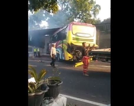 Kecelakaan Di Situbondo Bus Tabrakan Beruntun 2 Tewas Puluhan Luka Luka