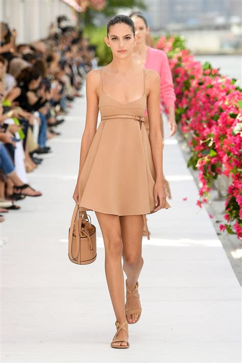 Qué sandalias nude llevar para alargar las piernas y resaltar el bronceado en verano Vogue