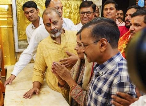 Delhi CM Arvind Kejriwal Bhagwant Mann Offer Prayers At Delhi S