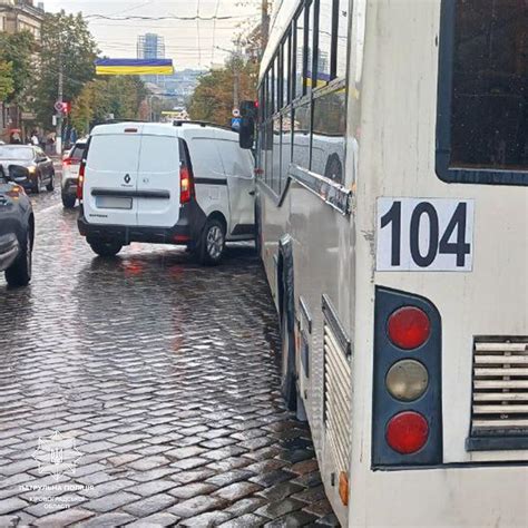 У центрі Кропивницькому водій Renault в’їхав в тролейбус - ФОТО