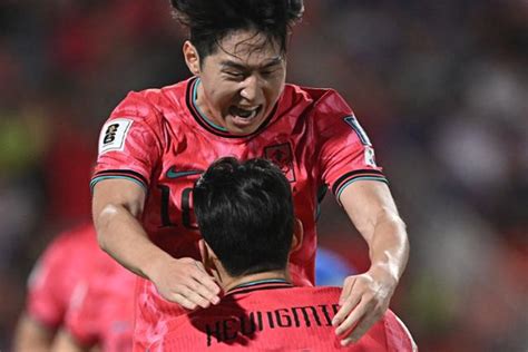 갈등 빚은 손흥민 이강인 뜨겁게 포옹하며 자축황선홍호 태국에 3 0 완승 한국일보