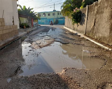 Denuncian Desbordamiento De Agua Potable Por Aver A Afecta Calle En