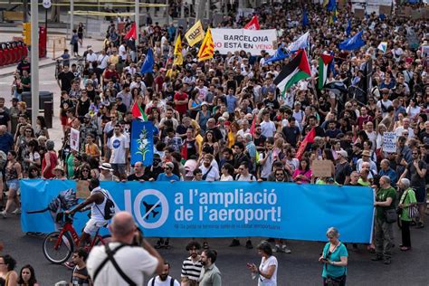 Miles De Personas Claman En Barcelona Contra La Masificaci N Tur Stica