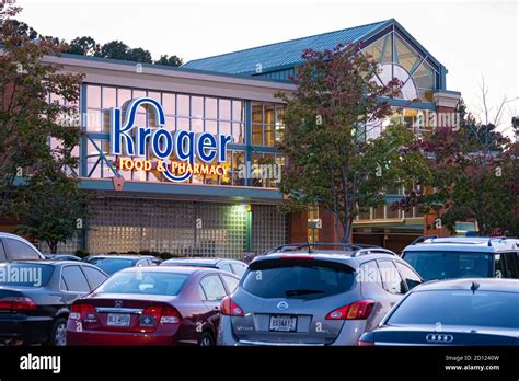 Busy Grocery Store Parking Lot Hi Res Stock Photography And Images Alamy