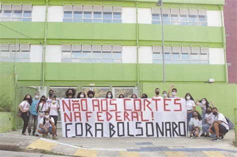 Estudantes protestam por Vacina Já e contra o corte de verba nas