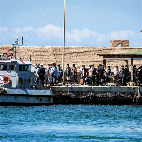 Nuovi Sbarchi A Lampedusa In 60 Arrivano Allalba Giornale Di Sicilia