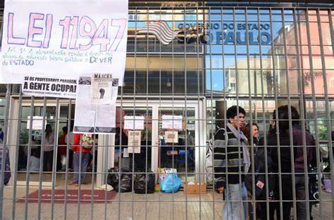 Pm Entra No Centro Paula Souza E Escolta Funcion Rios Alunos Mant M