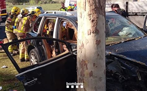 Ferit Greu Un Conductor En Sortir De La Carretera I Topar Contra Un