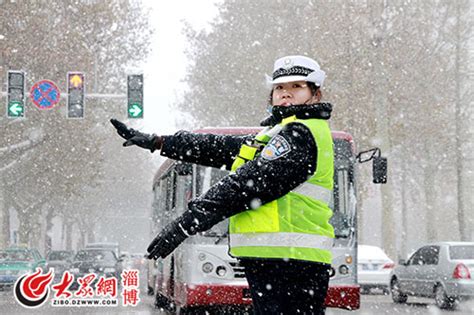 他们是雪天最美的风景 淄博交警冒雪上路保安全 海报新闻