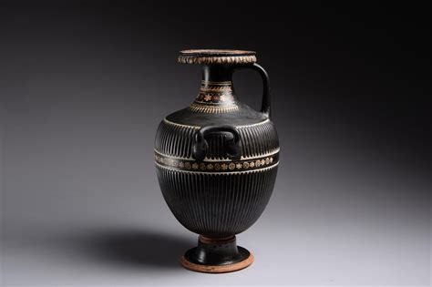 Ancient Greek Hydria Vase For Sale at 1stDibs