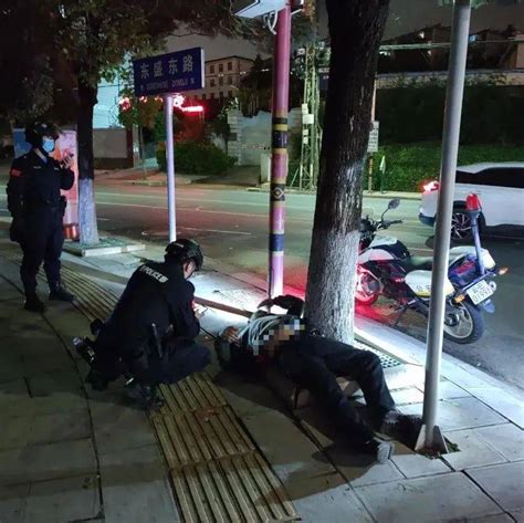 楚雄警方深夜救助2名酒醉男子！其中一名男子躺卧在地不省人事报警发展凉山