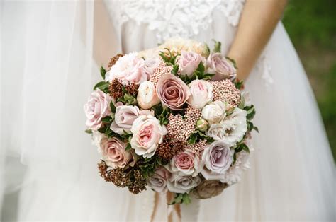 Por qué las novias llevan un ramo de flores Todo sobre el significado