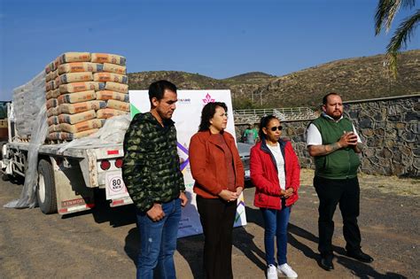 Alcaldesa Laura Villalpando Entrega Cemento Y Mortero A Familias De