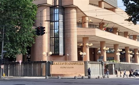 O Diventi Etero O Ti Butto Dal Balcone Le Minacce Del Padre A Un Ragazzo Gay Casteddu On Line