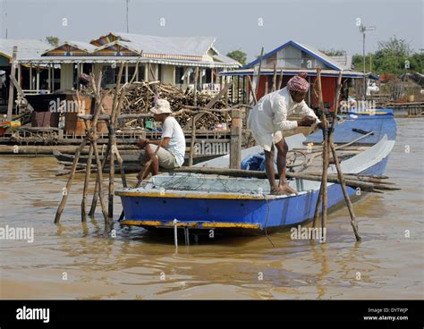 El Pueblo Flotante De Chong Khnies Fotograf As E Im Genes De Alta