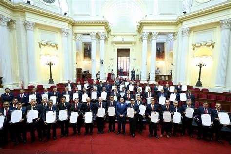 El Presidente del Congreso distinguió a policías en retiro que lucharon