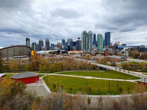 Autumnal Scotsman's Hill point of view. : r/Calgary